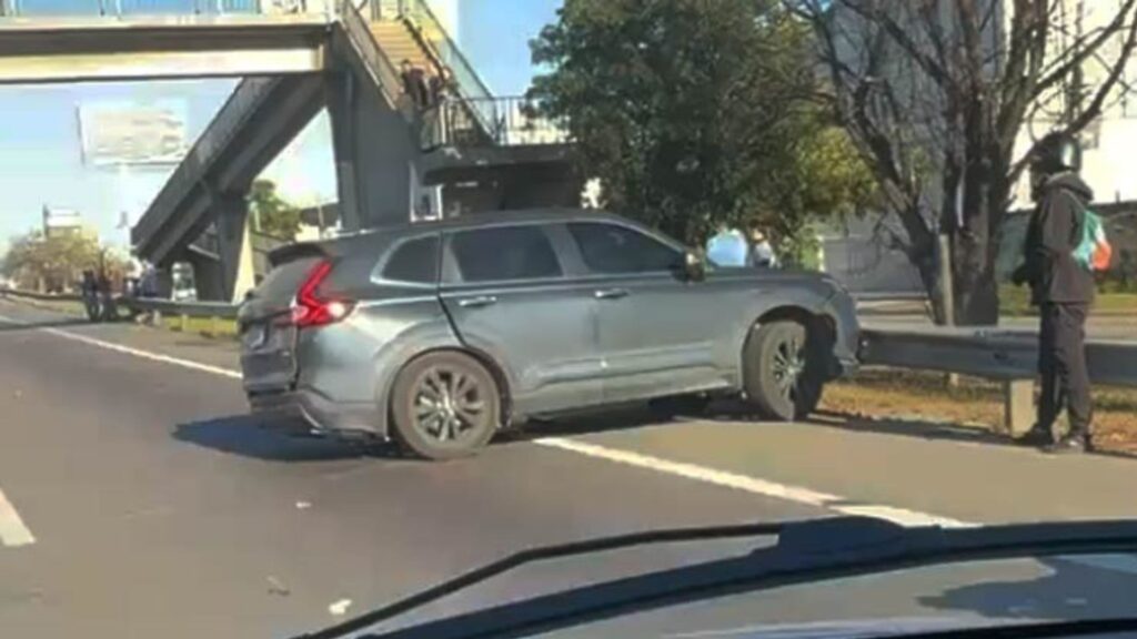 Panamericana: dio marcha atrás en plena autopista y provocó un choque violento